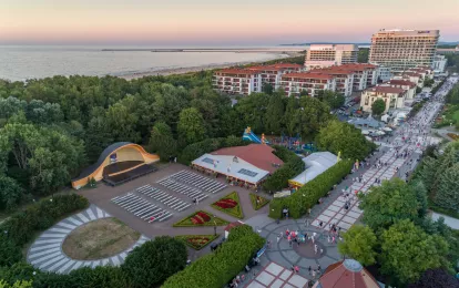 Öffentliche Konzertmuschel an der Promenade in Swinemünde, Polen