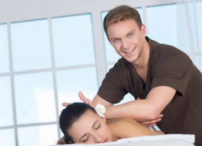 Professionelle massagemedizinische Behandlung 