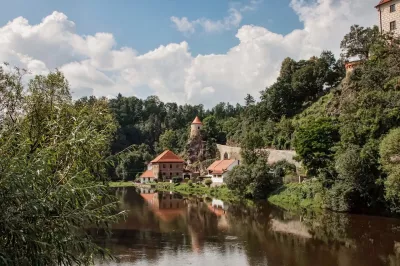 rotgedeckte Häuser am Wasser