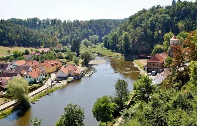 Fluss in der Stadt, Ansicht von oben