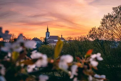 Blumen und eine Kirche bei Sonnenuntergang