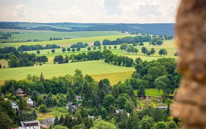 Blick auf Felder und Wiesen