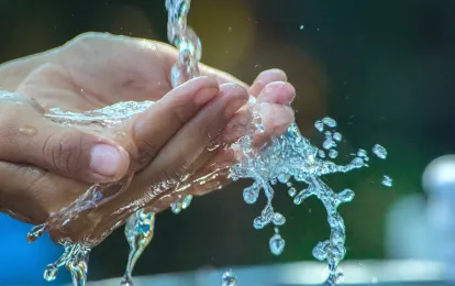 Hände und Wasser