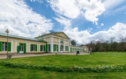 Kolonnade der Salz- und Wiesen-Mineralquellen im Kurpark von Frantiskovy Lazne