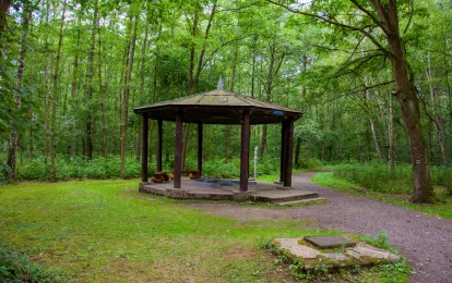 Pavillon der Mineralwasserquelle Glauber II in Frantiskovy Lazne, Bezirk Karlovy Vary, Tschechien