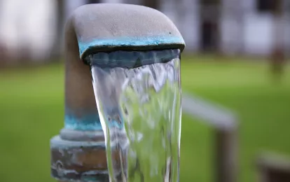 Wasserhahn und Wasser