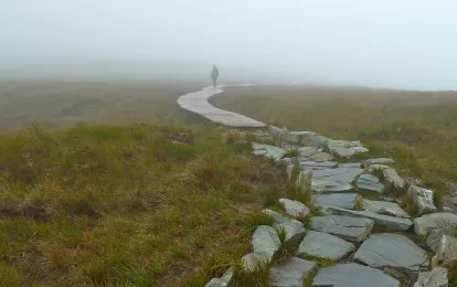 Steiniger Weg nach Popov