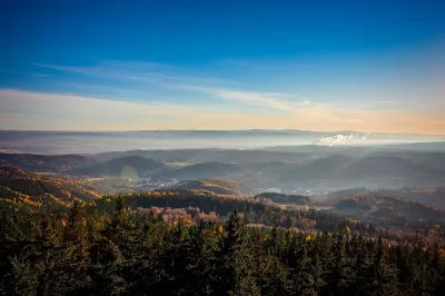 Himmel und Berge in der Ferne