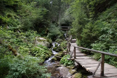 Brücke über den Fluss