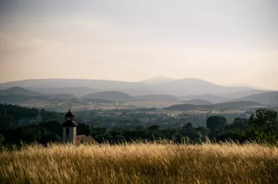 Feld und Berge in der Ferne