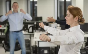 Yoga im Büro ist gut für die Gesundheit