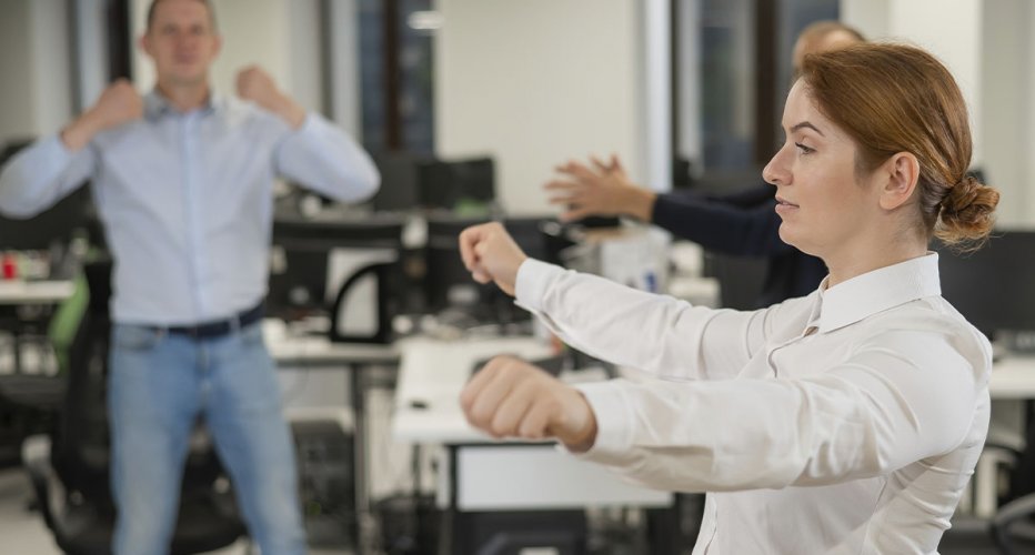 Yoga am Arbeitsplatz: Wie man Stress im Büro abbaut