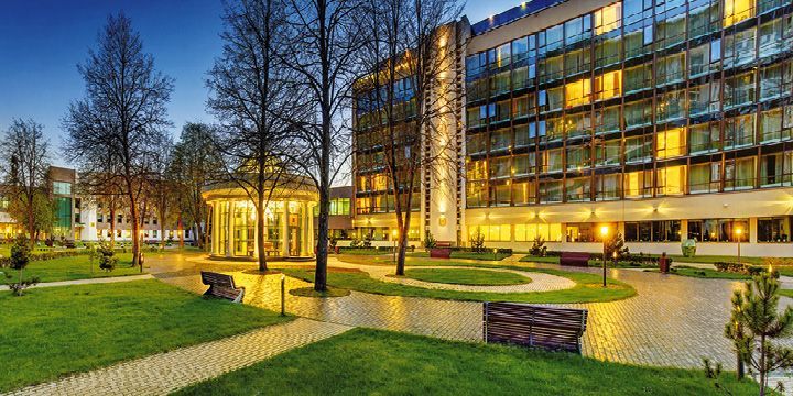 Fassade des Hotels Grand bei Sonnenuntergang