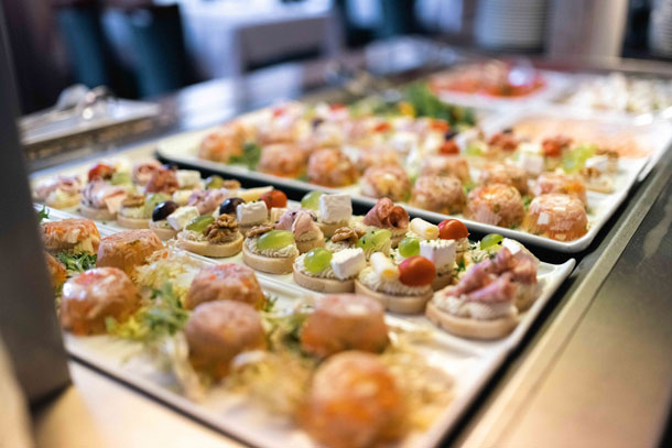 Kalte Speisen im Buffet des Orea Spa Hotel Bohemia