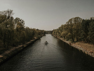 Brandenburg, ein Boot schwimmt auf dem Fluss