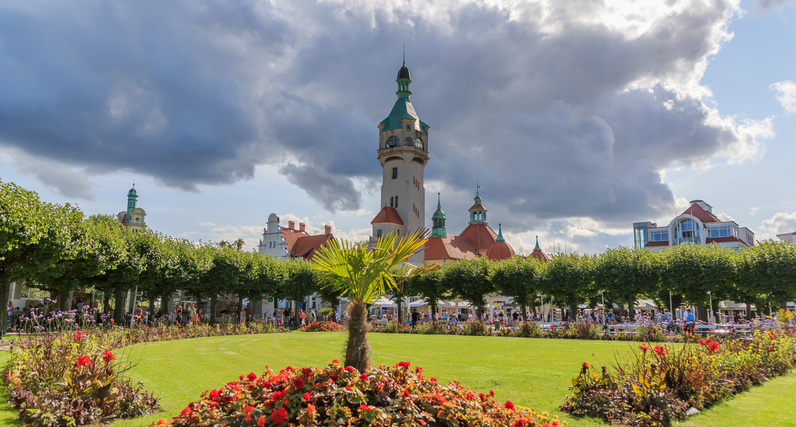 Grüner Park und alter Leuchtturm in Sopot