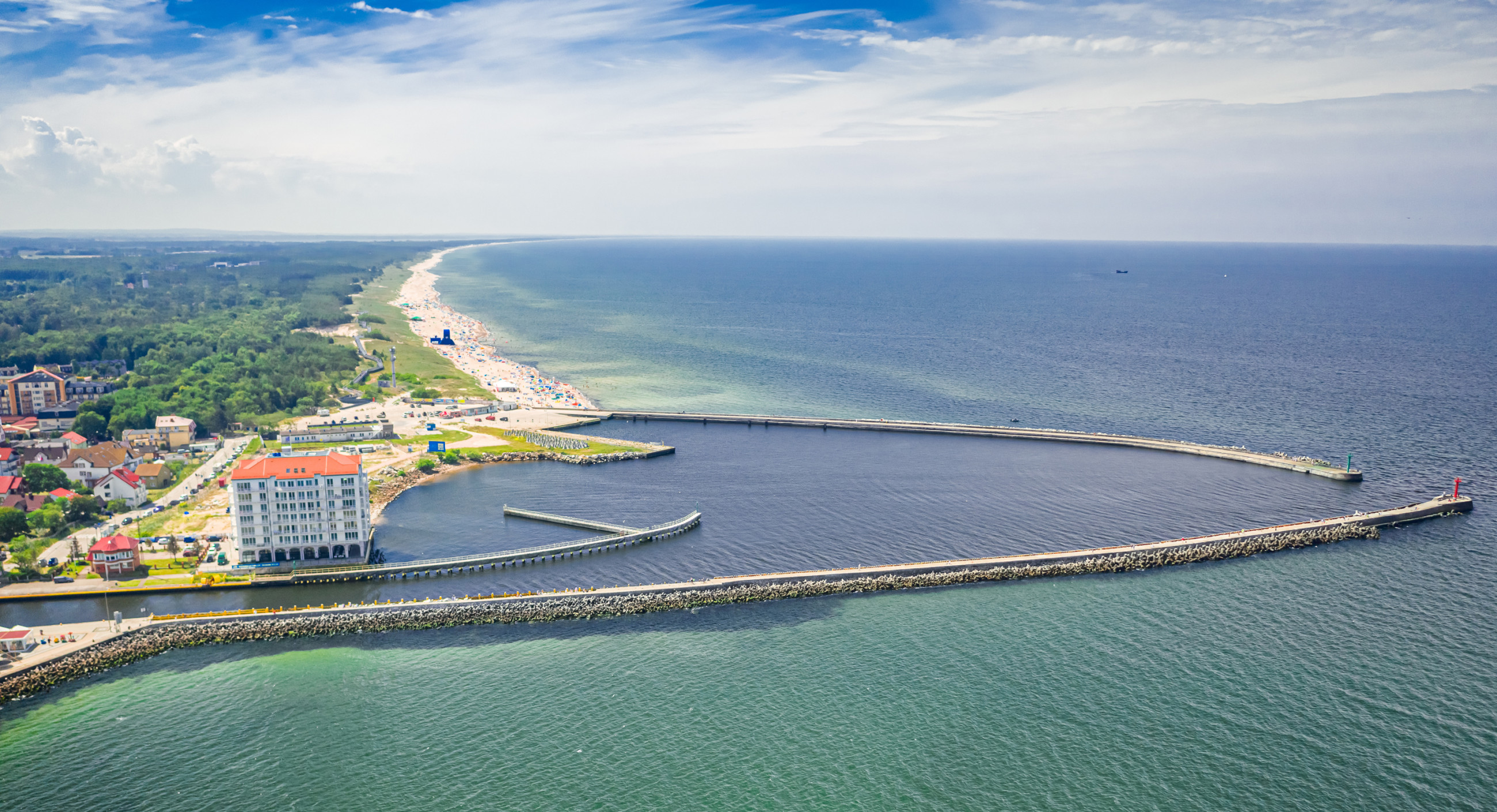 Luftaufnahme der Einfahrt in den Hafen von Darlowko an der Ostsee