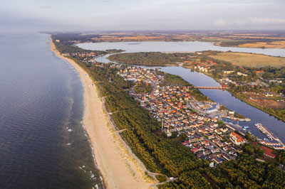 Luftaufnahme von Dziwnów, Westpommern, Polen