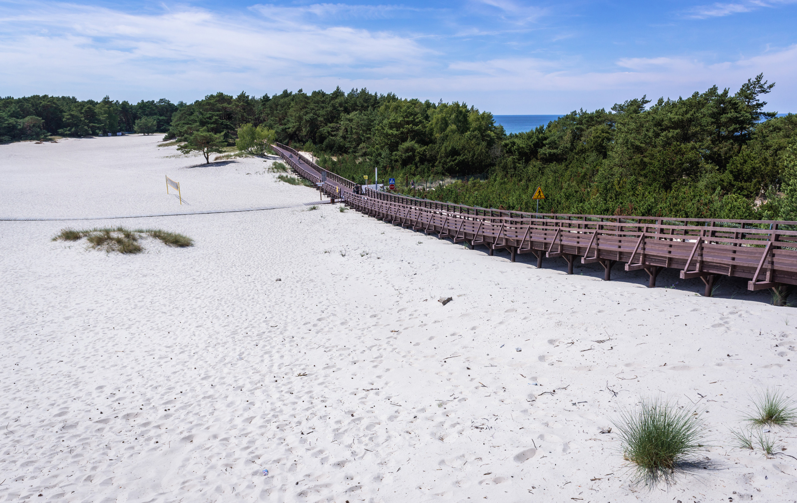 Holzweg über Dünen in Dzwirzyno, Polen