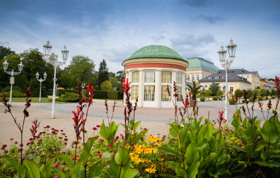 Die Fußgängerzone und der Pavillon der Quelle bilden das Zentrum des Ferienortes Franzensbad.