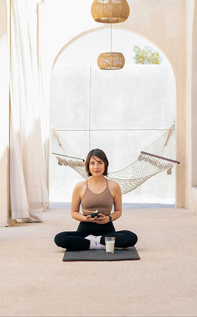 Frau bereitet sich auf Meditation vor