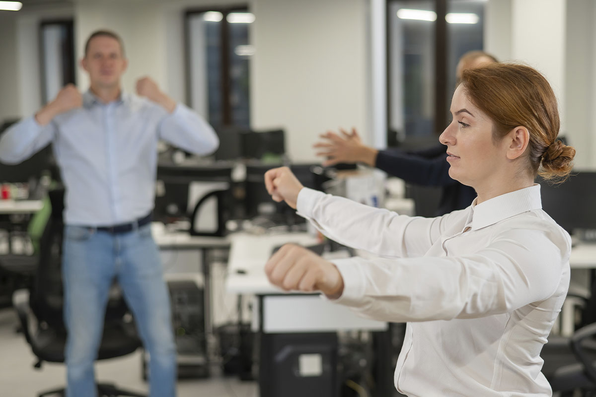 Yoga am Arbeitsplatz: Wie man Stress im Büro abbaut